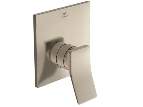 Wandmontierte Mischbatterie in Silber von Ideal Standard mit einem rechteckigen Untergrund und einem seitlichen Hebel zur Temperatur- und Mengenregulation.